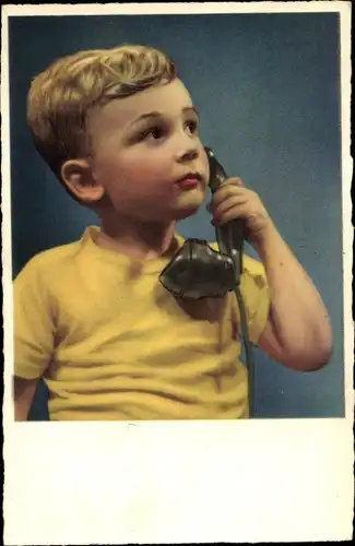 Ak Kleiner Junge mit Telefonhörer