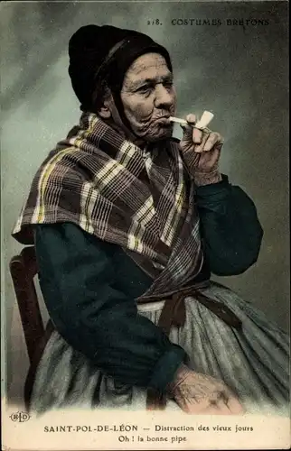 Ak Saont Pol de Leon Finistère, rauchende Frau in bretonischer Tracht