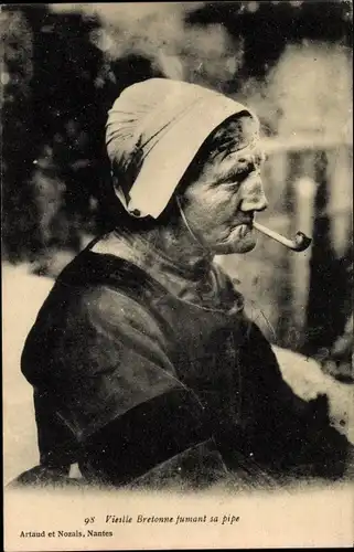 Ak Vieile Bretonne fumant sa pipe, rauchende Frau in bretonischer Tracht
