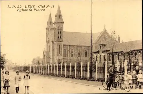 Ak Lens Pas de Calais, Eglise Saint Pierre, Kinder, Fahrrad