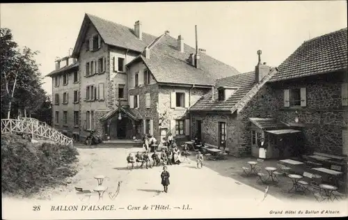 Ak Ballon d'Alsace Vosges, Cour de l'Hôtel, enfants