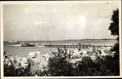 Foto Ak Ostseebad Timmendorfer Strand, Blick auf Landungsbrücke, Strandpartie