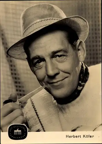 Ak Schauspieler und Moderator Herbert Köfer, Portrait, Hut, Pfeife, DDR Deutscher Fernsehfunk
