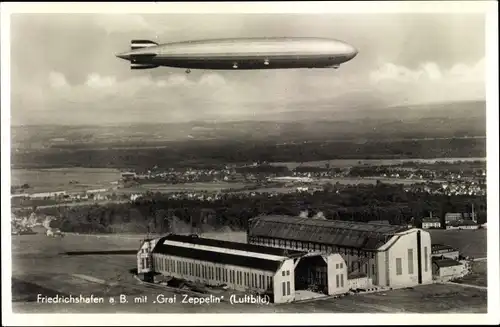 Ak Friedrichshafen am Bodensee, LZ 127 Graf Zeppelin über der Luftschiffwerft, Fliegeraufnahme