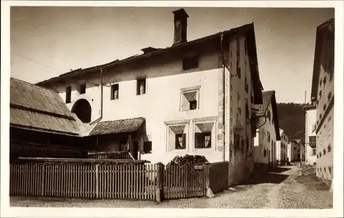 Ak Celerina Schlarigna Kt. Graubünden, Straßenpartie, Haus