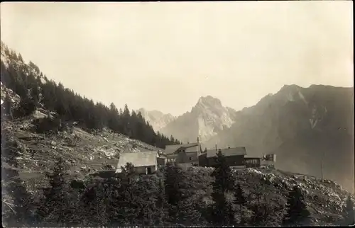 Foto Ak Vorderkaiserfelden, Berghütte, Berglandschaft