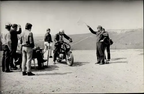 Foto Motorradrennen, Fahrer mit Startnummer 82 am Start, Motol 1973