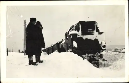 Foto Ak Tschechische Eisenbahn auf der Strecke eingeschneit, vor 1945