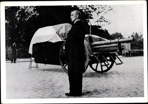 Ak President Dr. Edvard Beneš u rakve presidenta Osvoboditele u Wilsonova nadrazi