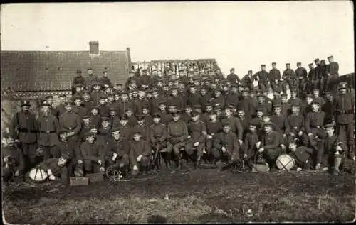 Foto Ak Deutsche Soldaten in Uniformen, Gruppenaufnahme