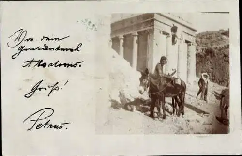 Foto Ak Mann mit Esel vor einem Tempel, Vorderasien ?, aufgenommen mit Errtee Kamera