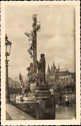 Ak Praha Prag, Kreuz auf der Karlsbrücke