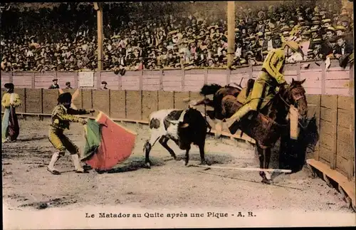 Ak Corrida de Toros, le Matador au Quite apres une Pique, Stierkampf