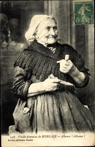 Ak Morlaix Finistère, Vieille fumeuse, rauchende Frau in bretonischer Tracht