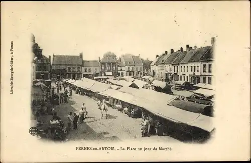 Ak Pernes en Artois Pas de Calais, La Place un jour de Marche