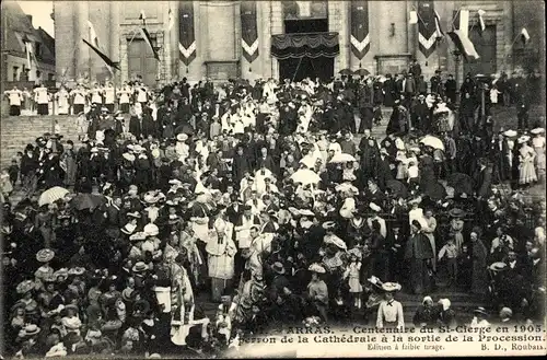 Ak Arras Pas de Calais, Centenaire du St. Cierge en 1905, Cathedrale, sortie de la Procession