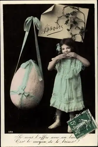 Ak Glückwunsch Ostern, Mädchen mit großem Osterei