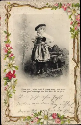 Passepartout Präge Ak Mädchen, kloa bin i, kloa bleib i, groß med i net wern