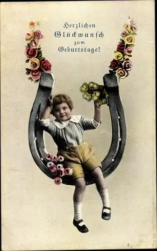 Ak Glückwunsch Geburtstag, Kind schaukelt auf Hufeisen