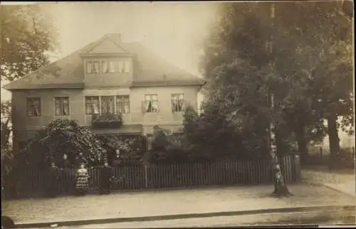 Foto Ak Hamburg, Personen vor einem Wohnhaus