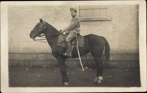Foto Ak Französischer Soldat in Uniform auf einem Pferd