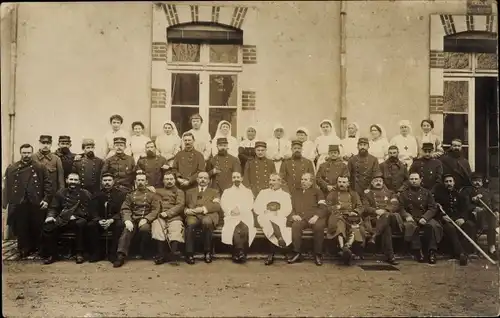 Foto Ak Französische Soldaten in Uniformen, Krankenschwestern, Lazarett, Gruppenaufnahme