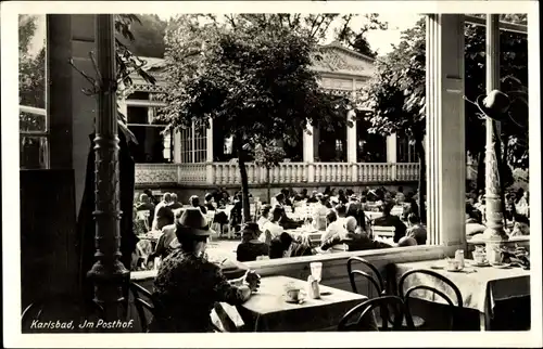 Ak Karlovy Vary Karlsbad Stadt, Posthof, Terrassenpartie
