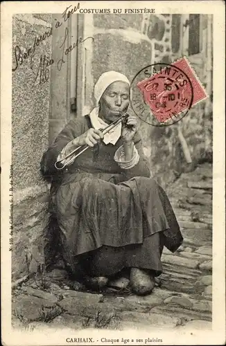 Ak Carhaix Plouguer Finistère, Rauchende Frau in bretonischer Tracht