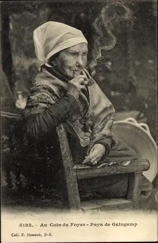 Ak Guingamp Finistère, Rauchende Frau in bretonischer Tracht
