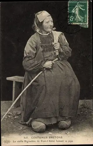 Ak Pont l'Abbe Finistère, Costumes Bretons, La vieille bigoudène, rauchende Frau in Tracht