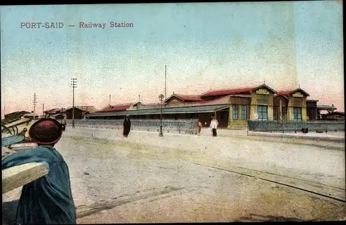 Ak Port Said Ägypten, Railway Station, Bahnhof, Straßenseite, Passanten