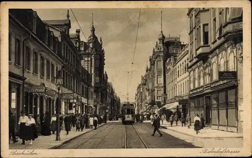 Ak Saarbrücken, Blick die Straße hinunter, Straßenbahn, Passanten