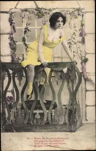 Ak Frau klettert über Balkonbrüstung, Gedicht, Kartenserie