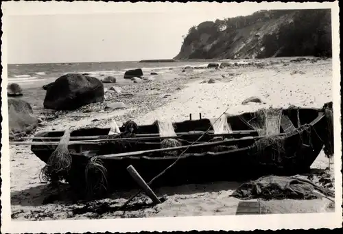 Foto Ak Ostseebad Göhren auf Rügen, Fischerboot am Strand