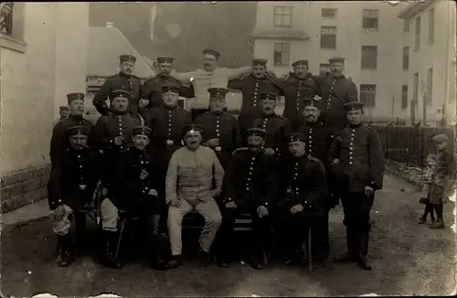 Foto Ak Deutsche Soldaten in Uniform, Kasernenhof, Trier