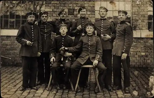 Foto Ak Deutsche Soldaten in Uniform, Kasernenhof, Koblenz