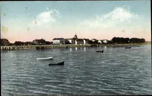 Ak Niendorf Timmendorfer Strand Ostholstein, Blick auf den Ort vom Wasser aus