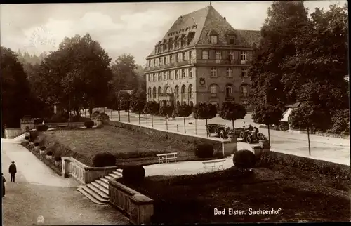 Foto Ak Bad Elster im Vogtland, Blick auf den Sachsenhof, Autos, Straßenpartie