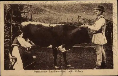 Ak Rumänien, Rumänische Landbewohner beim Melken
