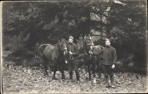 Foto Ak Zwei Französische Soldaten in Uniformen mit Pferden, I WK