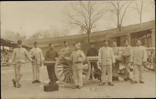 Foto Ak Französische Soldaten in Uniformen, Gruppenaufnahme mit Geschütz