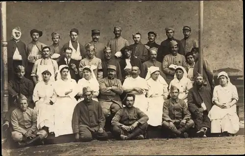 Foto Ak Verwundete Französische Soldaten in Uniformen mit Krankenschwestern