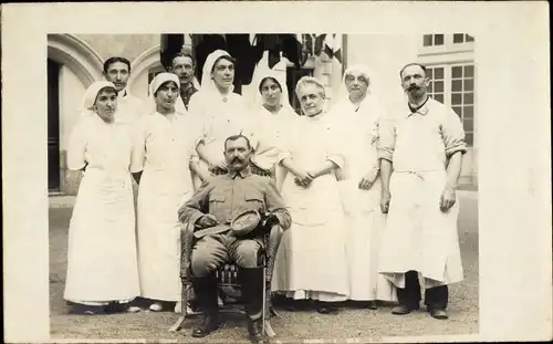 Foto Ak Verwundeter Französischer Soldat, Krankenschwestern, Arzt, Lazarett