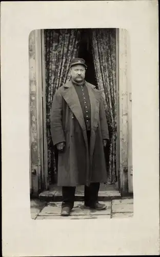 Foto Ak Französischer Soldat in Uniform, Standportrait