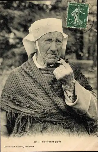 Ak Rauchende Frau in bretonischer Tracht
