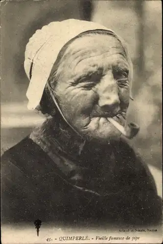 Ak Quimperlé Finistère, Vieille Fumeuse de pipe, rauchende Frau in bretonischer Tracht
