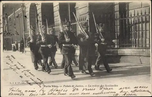 Ak Paris IV Ile de la Cité, Palais de la Justice, la relève des Sentinelles, Wachablösung