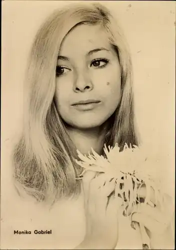 Ak Schauspielerin Monika Gabriel, Portrait mit Blume