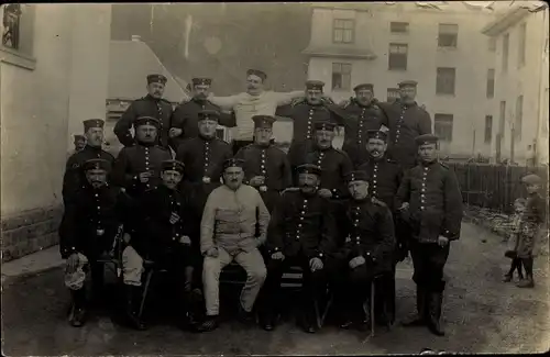 Foto Ak Deutsche Soldaten in Uniform, Kasernenhof, Trier