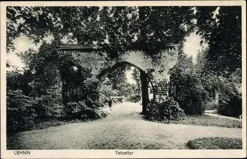 Ak Kloster Lehnin in Brandenburg, Blick durch das Tetzeltor im Kloster, Garten